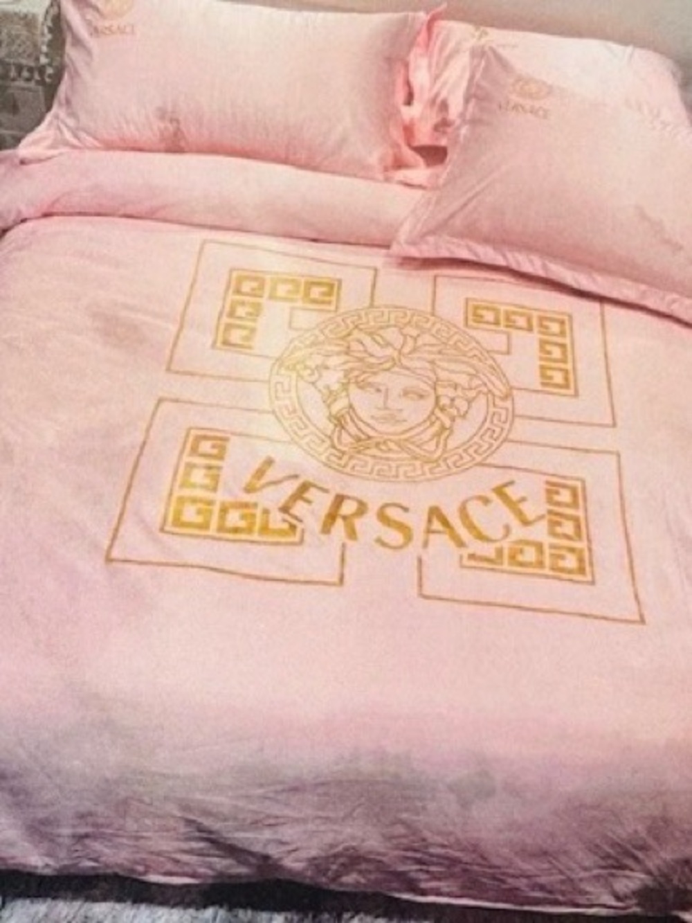 Fashion Pink Medusa Logo comforter for Queen bed
